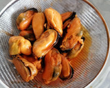 Foto del paso 2 de la receta: Ensalada de patata, surimi y mejillones en escabeche