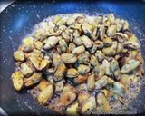 Foto del passaggio 3 della ricetta Insalata di Riso Venere Golosa con Pesce e Mango