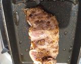 Foto langkah ke 2 dari resep Simple sirloin steak.