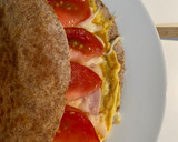 Foto del paso 3 de la receta: Tortipizza: tortita con tortilla francesa, pavo, mozzarella y tomate 💛