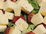 Ensalada fresca de lechuga y queso mantecoso