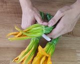 Foto del passaggio 1 della ricetta Sfogliatine ripiene ai fiori di zucca e provola