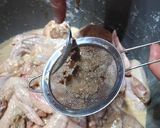 Foto langkah ke 2 dari resep Sayap Ayam Goreng Oseng Bawang.