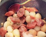 Hình bước làm 6 của món Lạp xưởng trứng cút kho tương