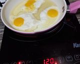 Foto langkah ke 2 dari resep Telur ceplok saus tiram kecap simpel.