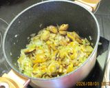 Gombával és mozzarellával töltött ravioli, fehérboros mártással recept fázis 1 fotója