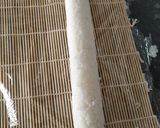 Foto del paso 3 de la receta: Sushi casero sin algas nori de salmón y surimi