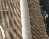 Foto del paso 3 de la receta: Sushi casero sin algas nori de salmón y surimi
