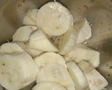 A picture of step 1 of Dates banana halwa.