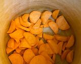 Krumplileves édesburgonyával, tárkonnyal recept fázis 1 fotója