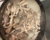 Hình bước làm 2 của món Dạ dày xào dưa chua 🤤