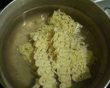 A picture of step 2 of Noodles stuffed omelette.