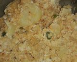 A picture of step 2 of Cheesy Stuffed capsicum fry.