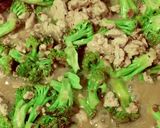 Foto del paso 4 de la receta: Carne molida de pollo con brócoli en salsa de espárragos