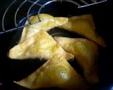 Hình bước làm 3 của món Hoành thánh chiên - món ăn sáng cho bé