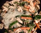 Foto del paso 7 de la receta: Fideos vermicelli salteados con verduras y pollo 🍲