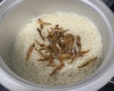 Foto langkah ke 2 dari resep Nasi Liwet Ikan Teri Ricecooker.