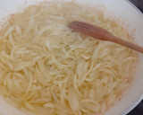 Foto del paso 4 de la receta: Muslos de pollo en salsa de cebolla