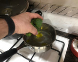 Foto del paso 2 de la receta: Muslo de pollo a la plancha con guarnición de brócoli salteado