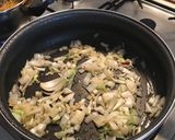 Foto del paso 3 de la receta: Muslitos de pollo en salsa de cebolla