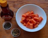 Foto del paso 1 de la receta: Papaya con miel y semillas