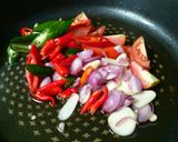 Foto langkah ke 2 dari resep Tumis Ikan Asin Saus Tiram.