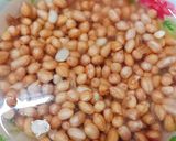 Hình bước làm 1 của món Đậu phộng nấm rơm kho tiêu