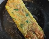 Foto langkah ke 3 dari resep Telur Dadar gulung isi sayur.