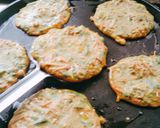 व्हेजिटेबल हेल्दी उत्तपम (vegetable uttapam recipe in marathi) रेसिपी स्टेप 3 फोटो 