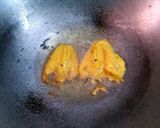 A picture of step 3 of Kumro Phool Bhaja (Pumpkin Flowers Pakora - Bengali style).