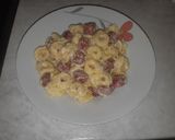 Foto del paso 4 de la receta: Tortellini tres quesos con nata y salchichas
