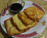 Foto langkah ke 4 dari resep Martabak telur makannya pakai cuka pempek simple dan enak.