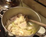 Une image de l'étape 2 de Soupe gratinée à l'oignon.