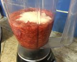 Foto del paso 2 de la receta: Helado de frutillas a la crema 🍓🍓
