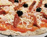 Foto del paso 2 de la receta: Pizza de Salmón, Gambas, tomate seco y aceitunas negras