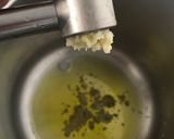 Foto del paso 2 de la receta Guiso de calamar y gambones, con patatas, cebolla y guisantes