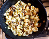 Foto del paso 4 de la receta: Orecchiette con hongo portobello y pesto