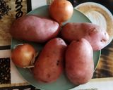 Tojásos tepsis krumpli 🥔🧅🥚🧀 recept fázis 1 fotója