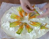 Foto del passaggio 8 della ricetta Sfogliatine ripiene ai fiori di zucca e provola