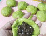 Foto langkah ke 3 dari resep Roti Matcha isi Choco Crunchy.