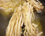 A picture of step 3 of Tagliatelle ai finferli e zafferano.