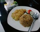 Foto langkah ke 2 dari resep Nasi goreng telur dadar.