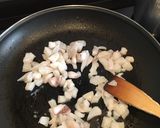 Foto del paso 2 de la receta: Fideuà negra de sepia y gambas