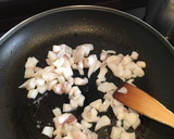 Foto del paso 2 de la receta: Fideuà negra de sepia y gambas