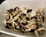 Une image de l'étape 2 de Champignons de Paris sautés à l’ail, oignon doux et coriandre fraîche.