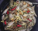 A picture of step 3 of Braised Goby Fish in Clay Pot.