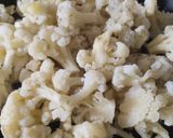 Foto del paso 1 de la receta: Coliflor en salsa cremosa🍛de calabacin y zanahoria con cebollas y manzanas salteadas🥘🍱🍲