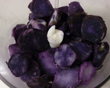 Foto del paso 2 de la receta: Patatas violetas con queso viejo en tartaletas y en croquetas