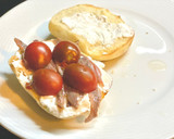 Foto del paso 2 de la receta: Bocata de ricotta, tomate y anchoas. Cena sencilla de 10!