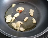 Foto del paso 5 de la receta: Huevos rotos con gulas y langostinos